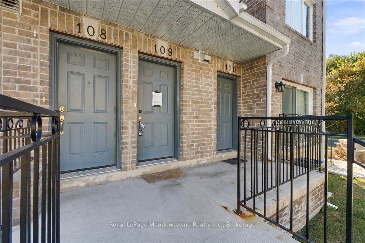 Photo 5 of Unit 109, 75 Weldrick Road E, Richmond Hill, Observatory — HOMEH