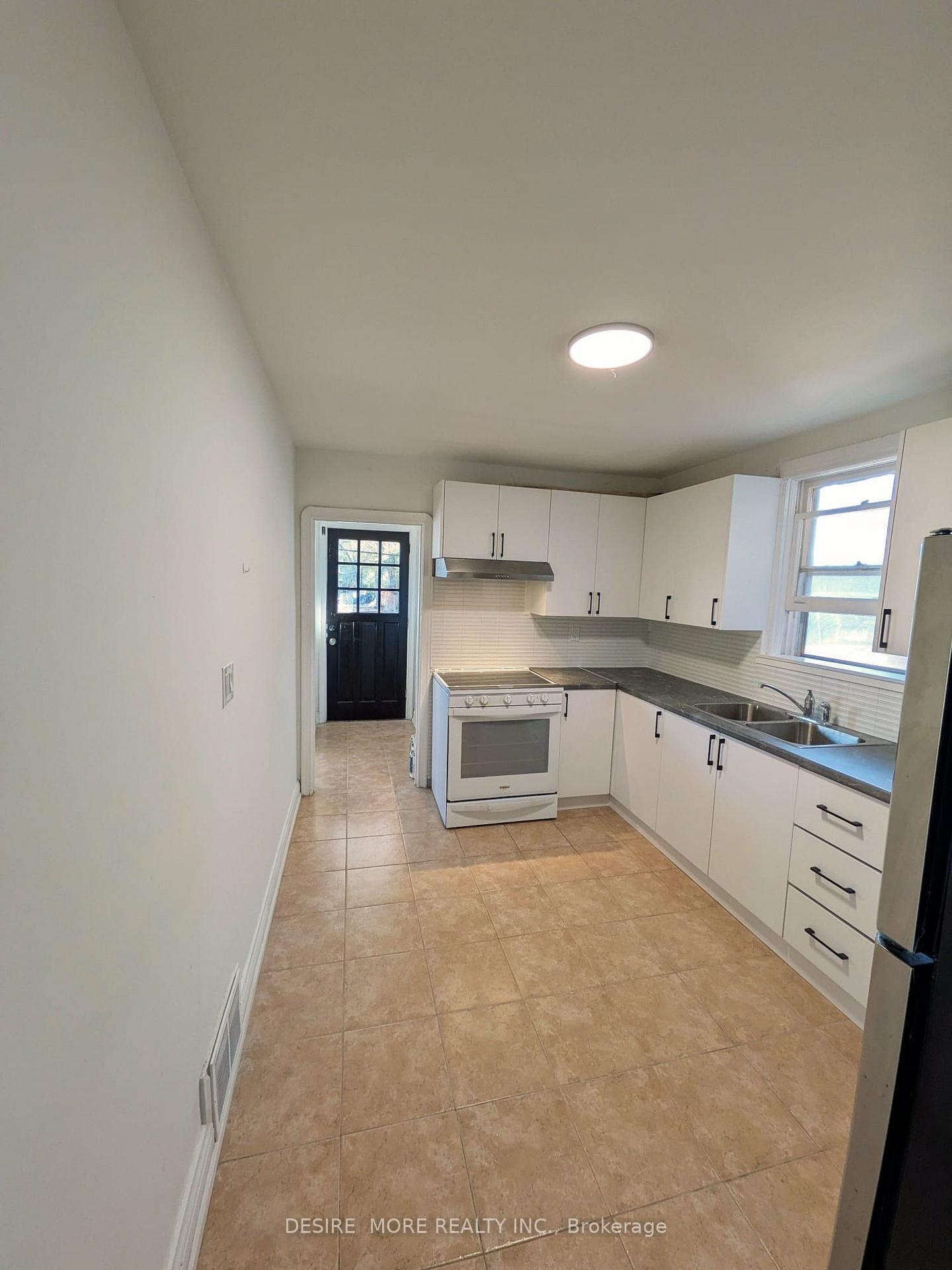 Photo 4 of 12 Ranee Avenue, Toronto, Englemount-Lawrence — HOMEH