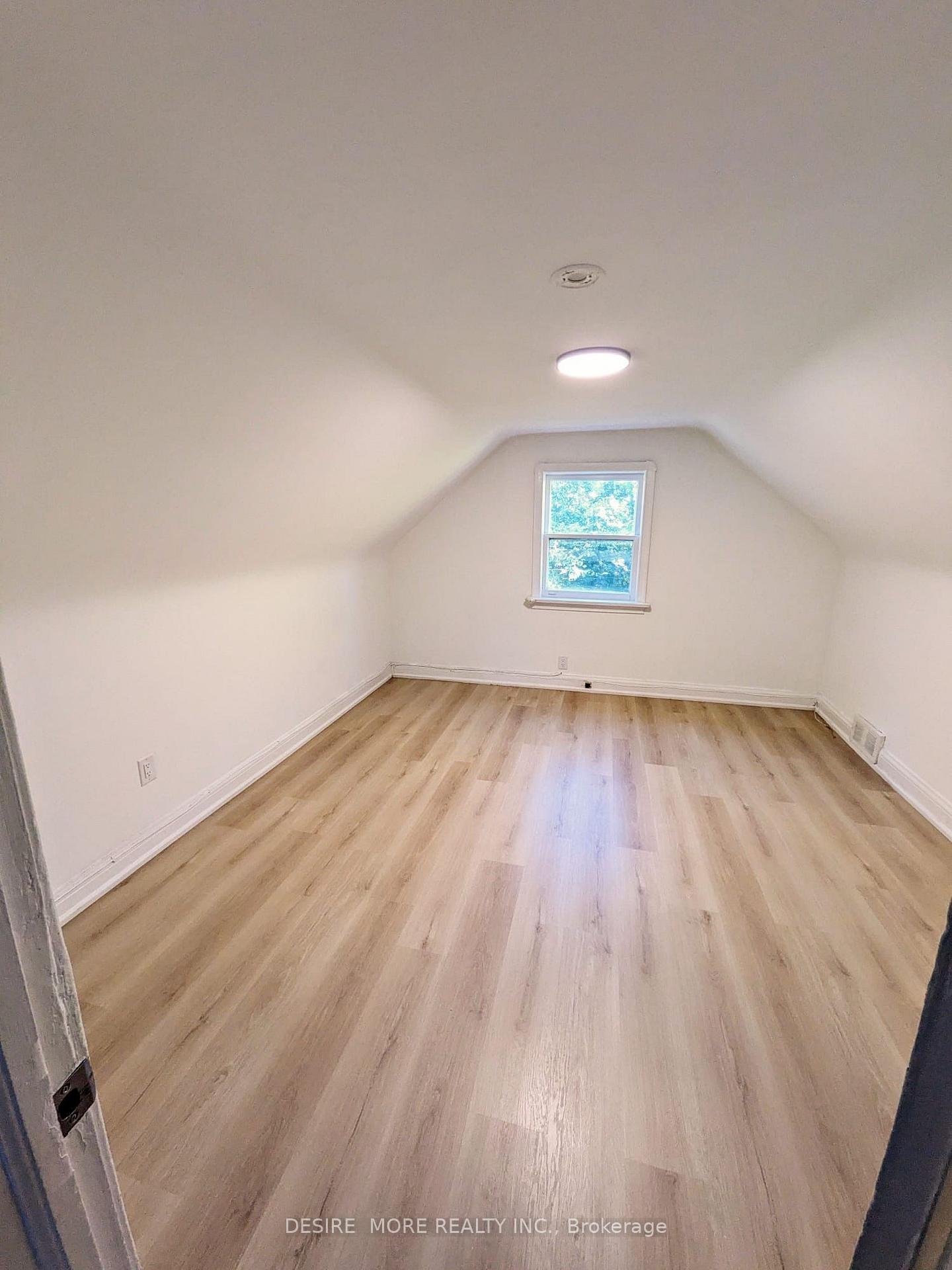 Photo 11 of 12 Ranee Avenue, Toronto, Englemount-Lawrence — HOMEH