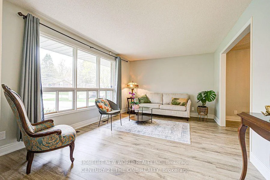 Photo 3 of 63 Kilpatrick Drive, East Gwillimbury, Holland Landing — HOMEH