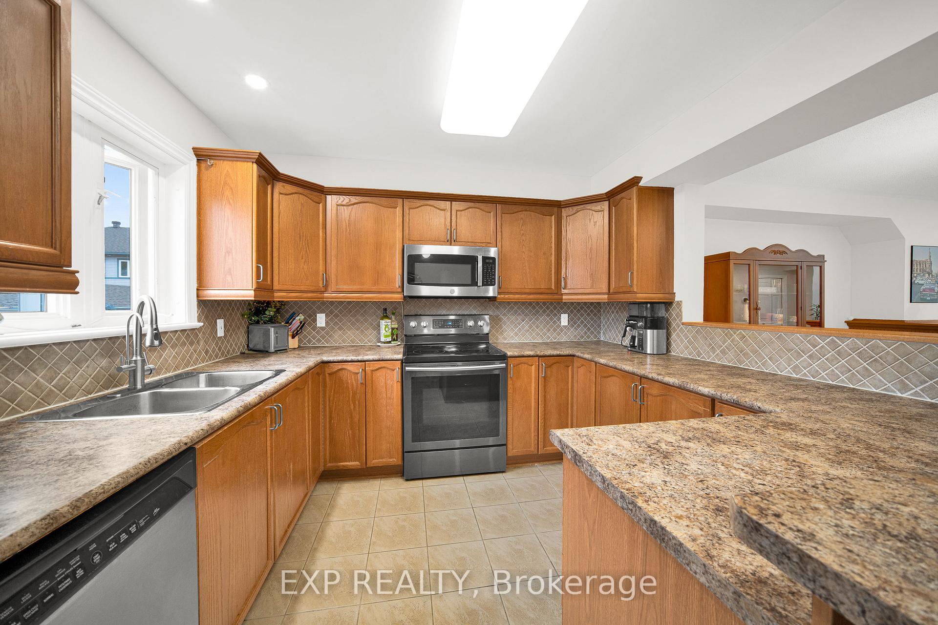 Photo 11 of 223 Monterey Drive, Ottawa, Leslie Park — HOMEH