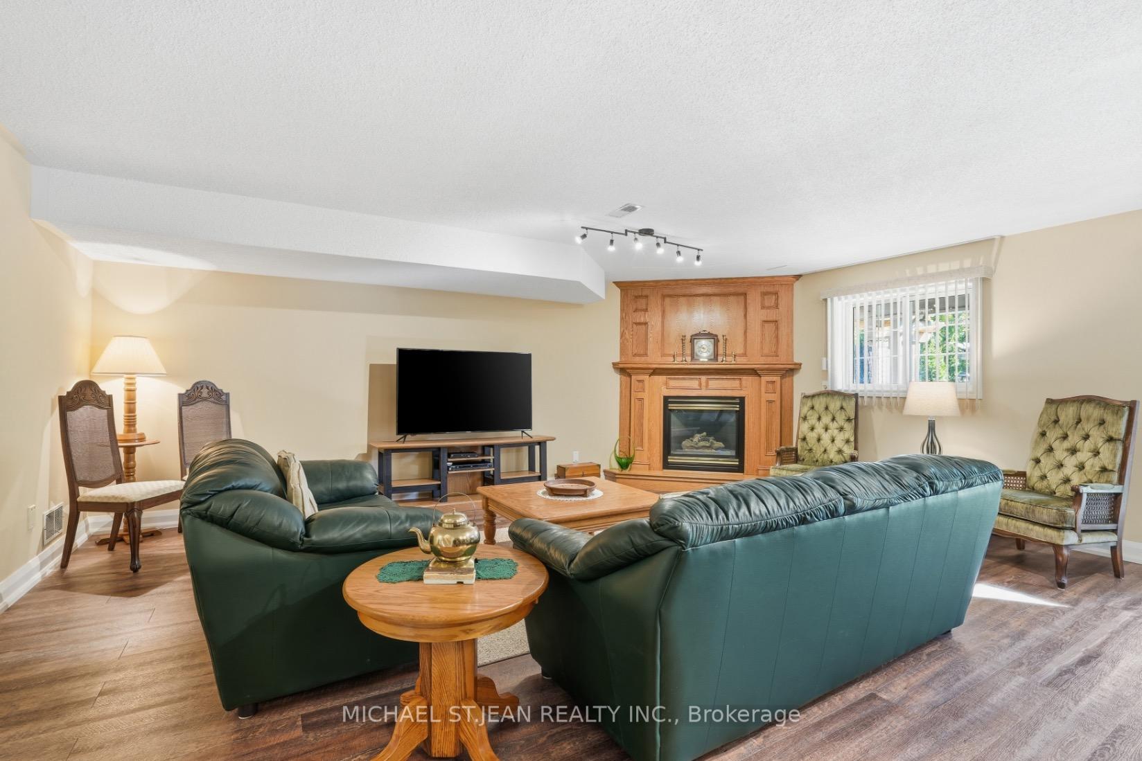 Photo 6 of 9 Kinsman Court S, Pelham, Fonthill — HOMEH