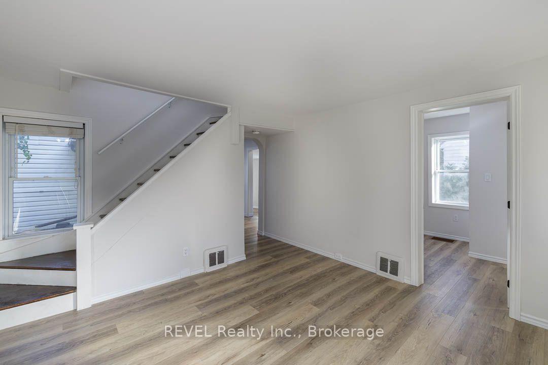 Photo 4 of 389 Glendale Avenue, St. Catharines, Secord Woods — HOMEH