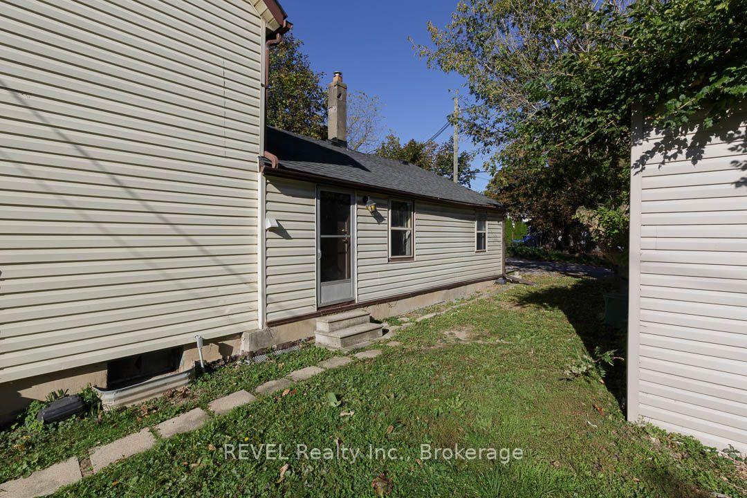 Photo 24 of 389 Glendale Avenue, St. Catharines, Secord Woods — HOMEH