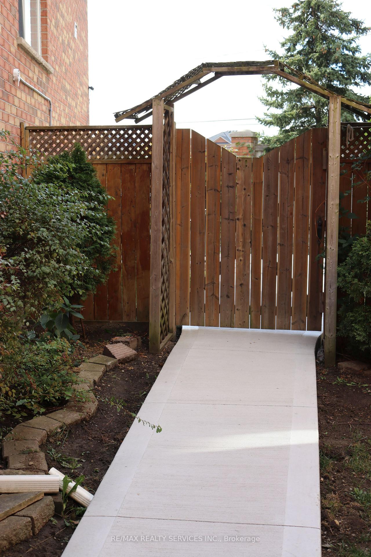 Photo 4 of 42 Brambirch Crescent, Brampton, Northwest Sandalwood Parkway — HOMEH