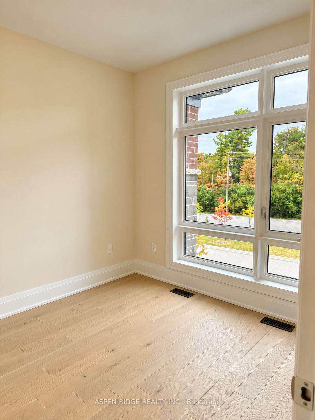 Photo 10 of 47 Schmeltzer Crescent, Richmond Hill, Rural Richmond Hill — HOMEH