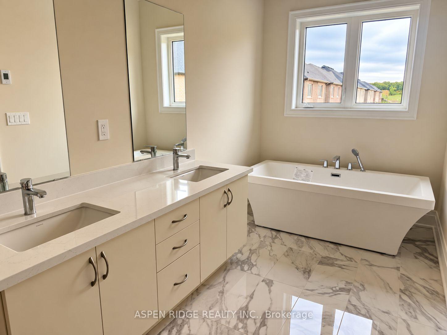 Photo 14 of 47 Schmeltzer Crescent, Richmond Hill, Rural Richmond Hill — HOMEH
