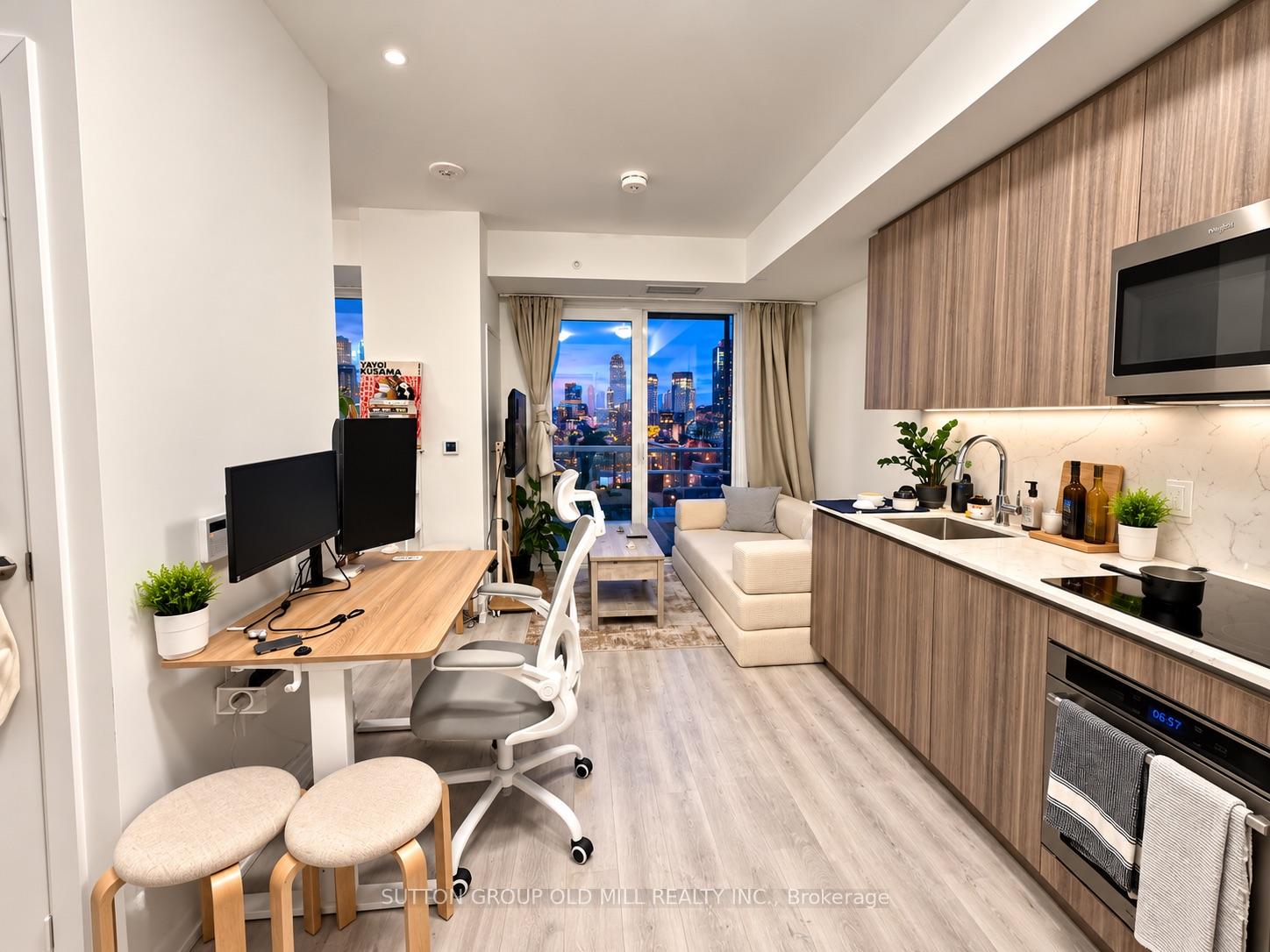 Front of Unit 1403, 15 Richardson Street