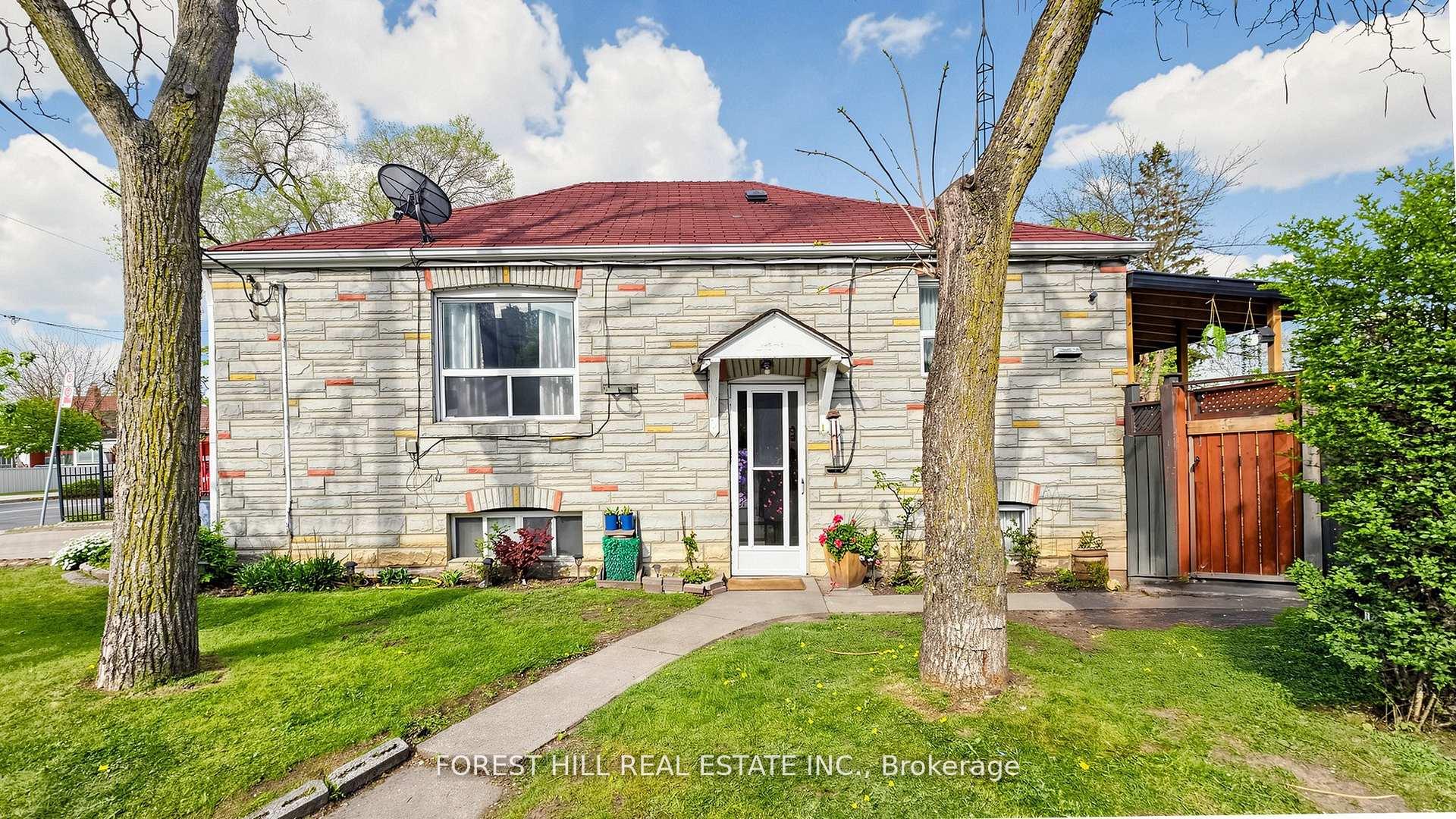 Photo 3 of 2 Ellins Avenue, Toronto, Rockcliffe-Smythe — HOMEH