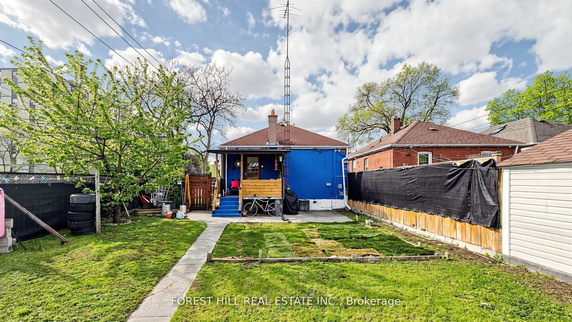 Photo 4 of 2 Ellins Avenue, Toronto, Rockcliffe-Smythe — HOMEH