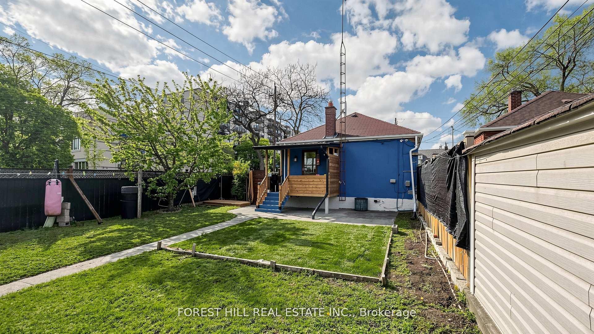 Photo 5 of 2 Ellins Avenue, Toronto, Rockcliffe-Smythe — HOMEH