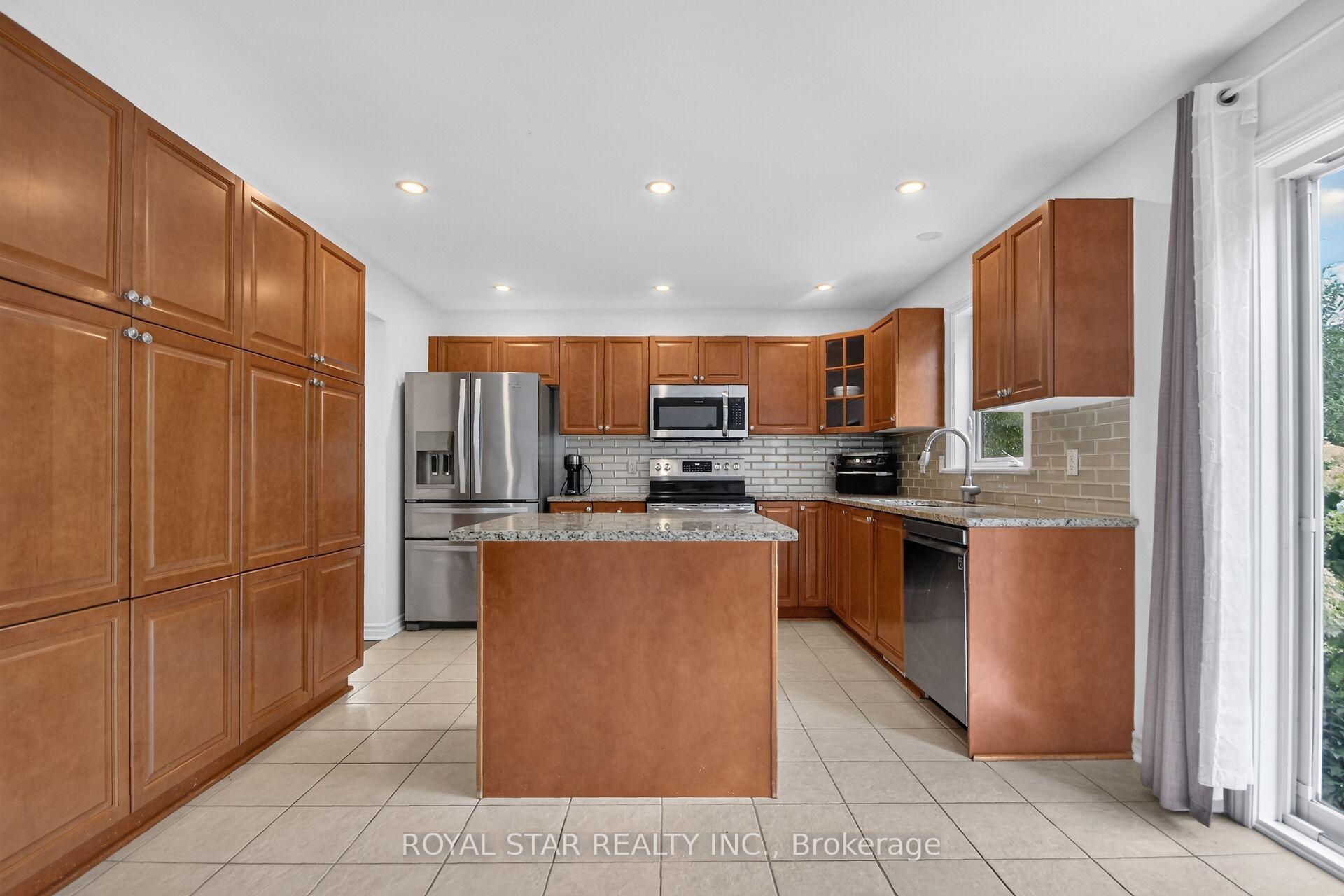 Photo 12 of 818 Long Point Circle, Ottawa, Blossom Park/Kemp Park/Findlay Creek — HOMEH