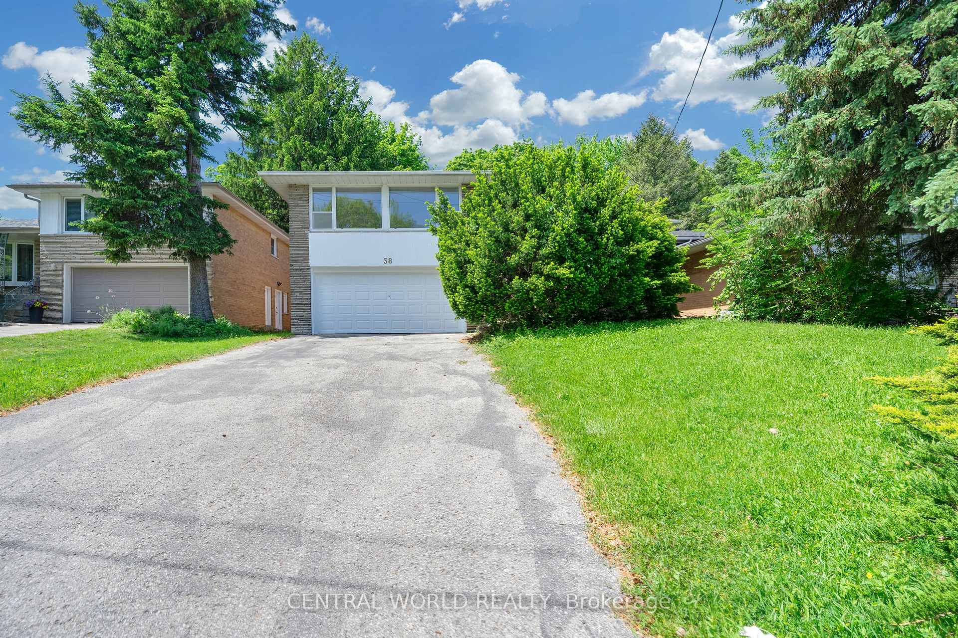 Photo 2 of 38 Denrock Drive, North York, Bayview Village — HOMEH