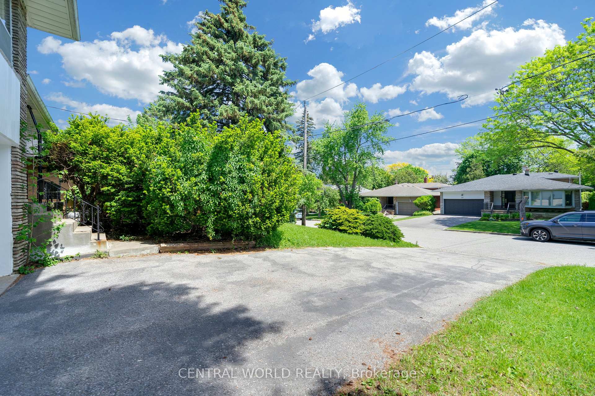 Photo 3 of 38 Denrock Drive, North York, Bayview Village — HOMEH