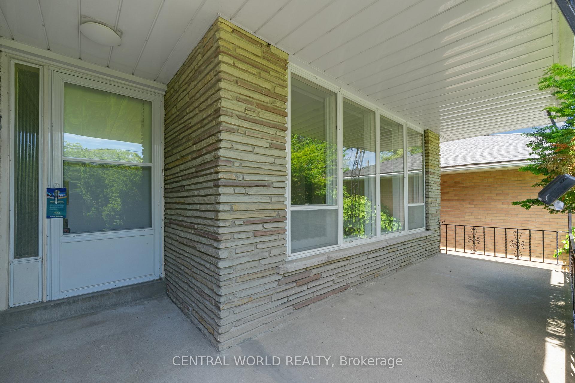 Photo 4 of 38 Denrock Drive, North York, Bayview Village — HOMEH