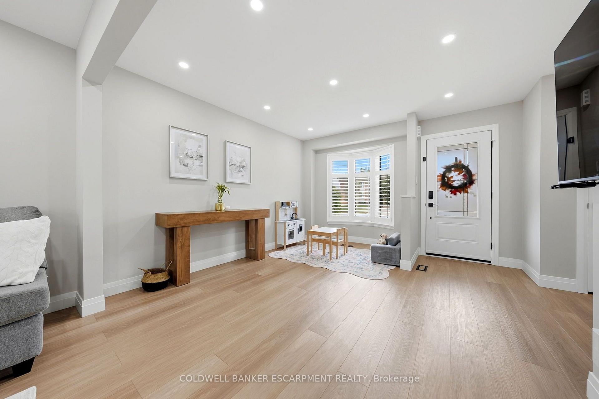 Photo 10 of 23 Lasby Lane, Halton Hills, Acton — HOMEH