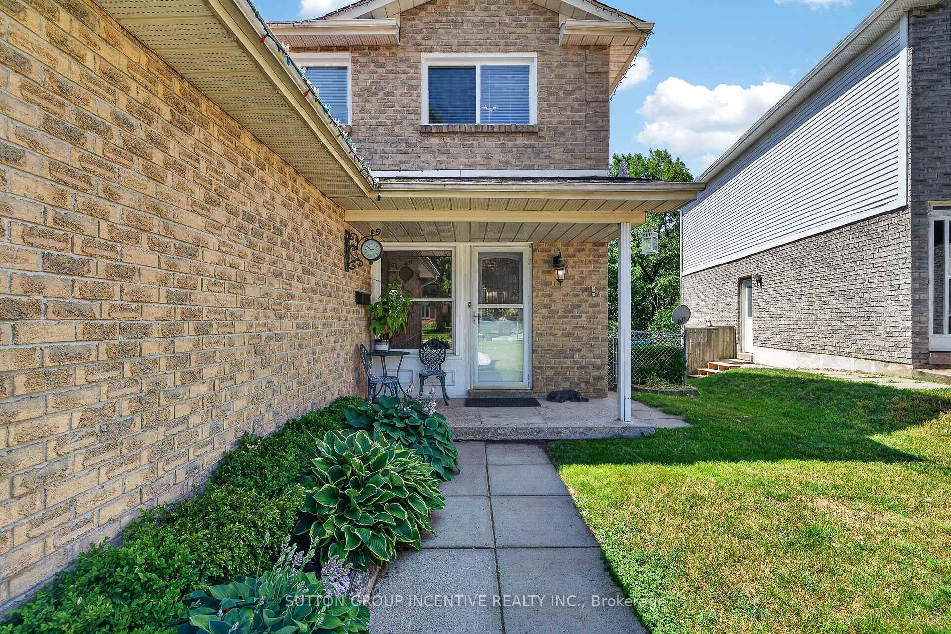 Photo 2 of 26 Fox Run, Barrie, Letitia Heights — HOMEH