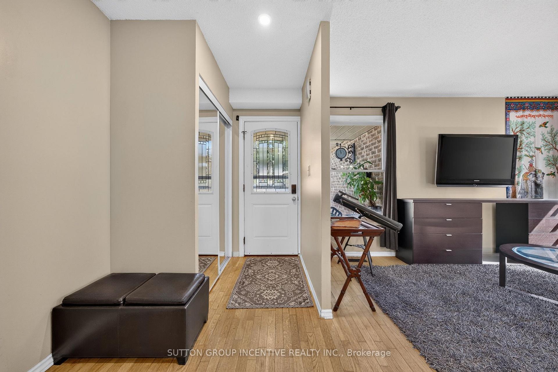 Photo 3 of 26 Fox Run, Barrie, Letitia Heights — HOMEH