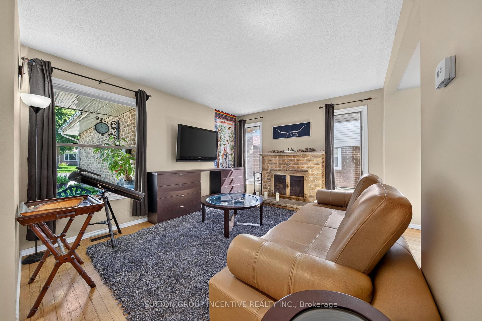Photo 4 of 26 Fox Run, Barrie, Letitia Heights — HOMEH