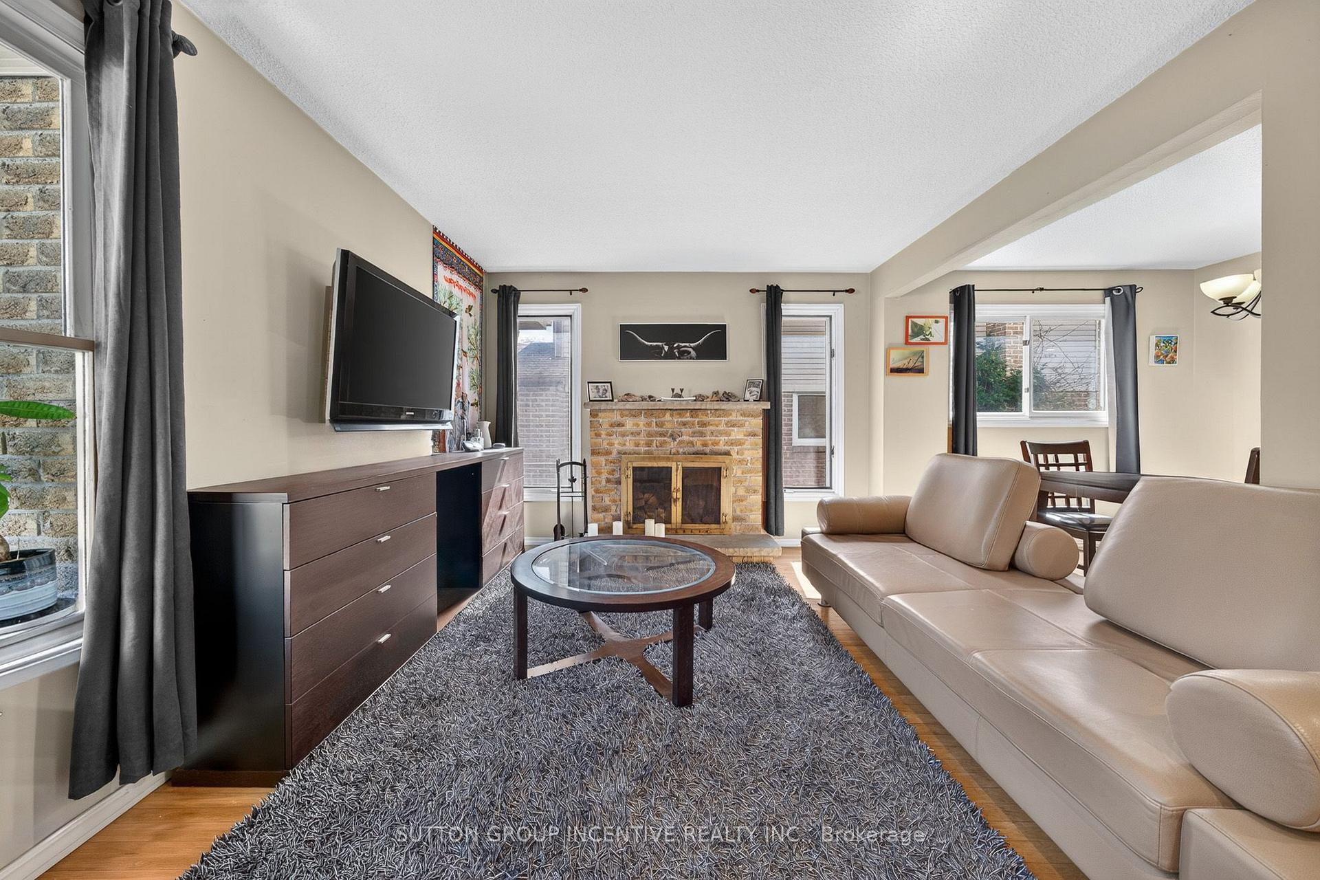 Photo 5 of 26 Fox Run, Barrie, Letitia Heights — HOMEH