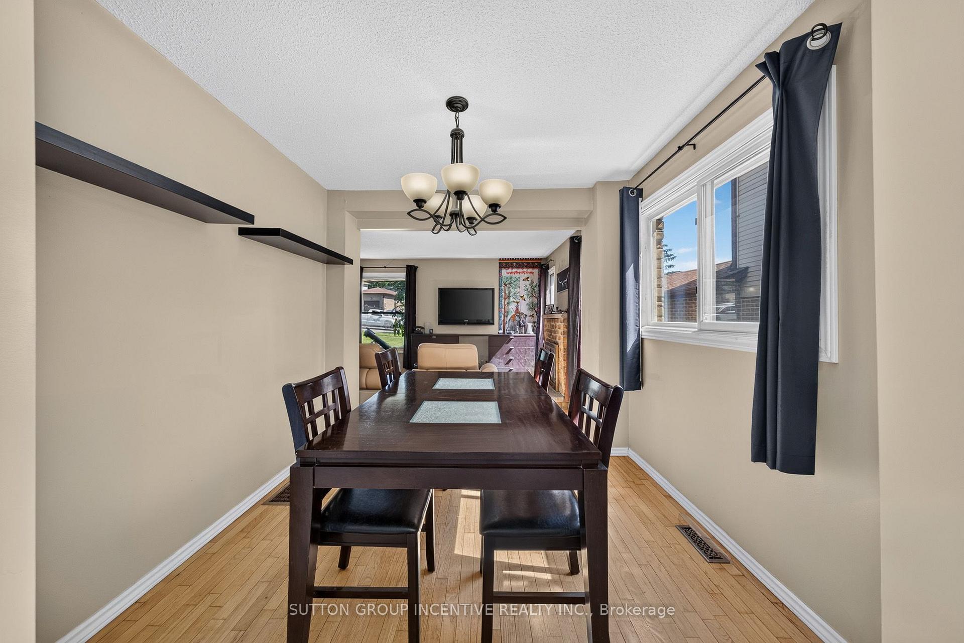 Photo 6 of 26 Fox Run, Barrie, Letitia Heights — HOMEH