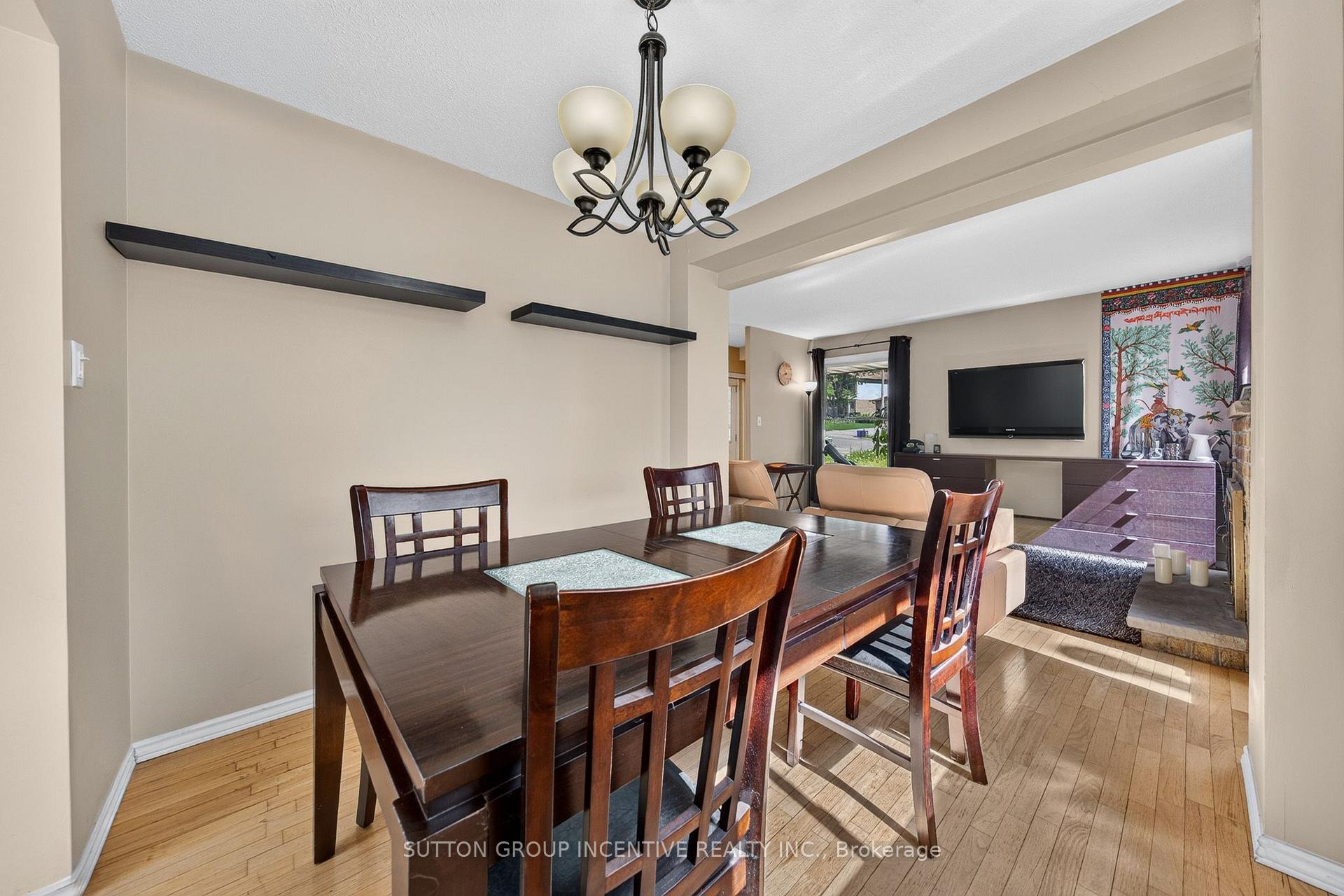 Photo 7 of 26 Fox Run, Barrie, Letitia Heights — HOMEH