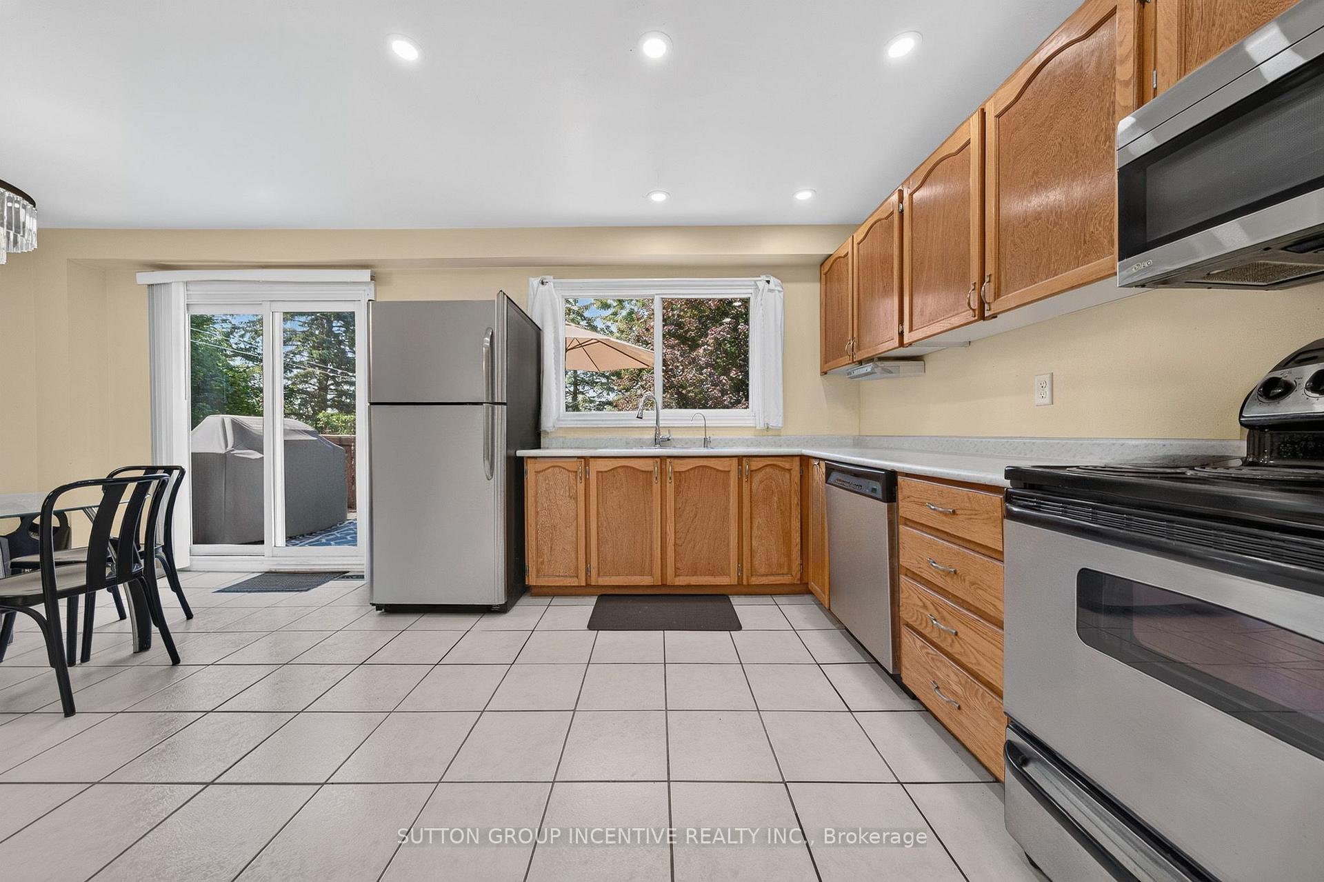 Photo 8 of 26 Fox Run, Barrie, Letitia Heights — HOMEH