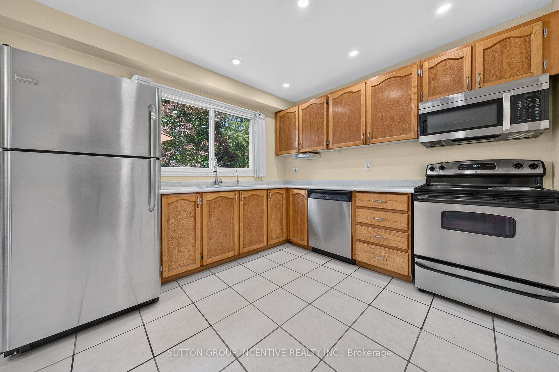 Photo 10 of 26 Fox Run, Barrie, Letitia Heights — HOMEH