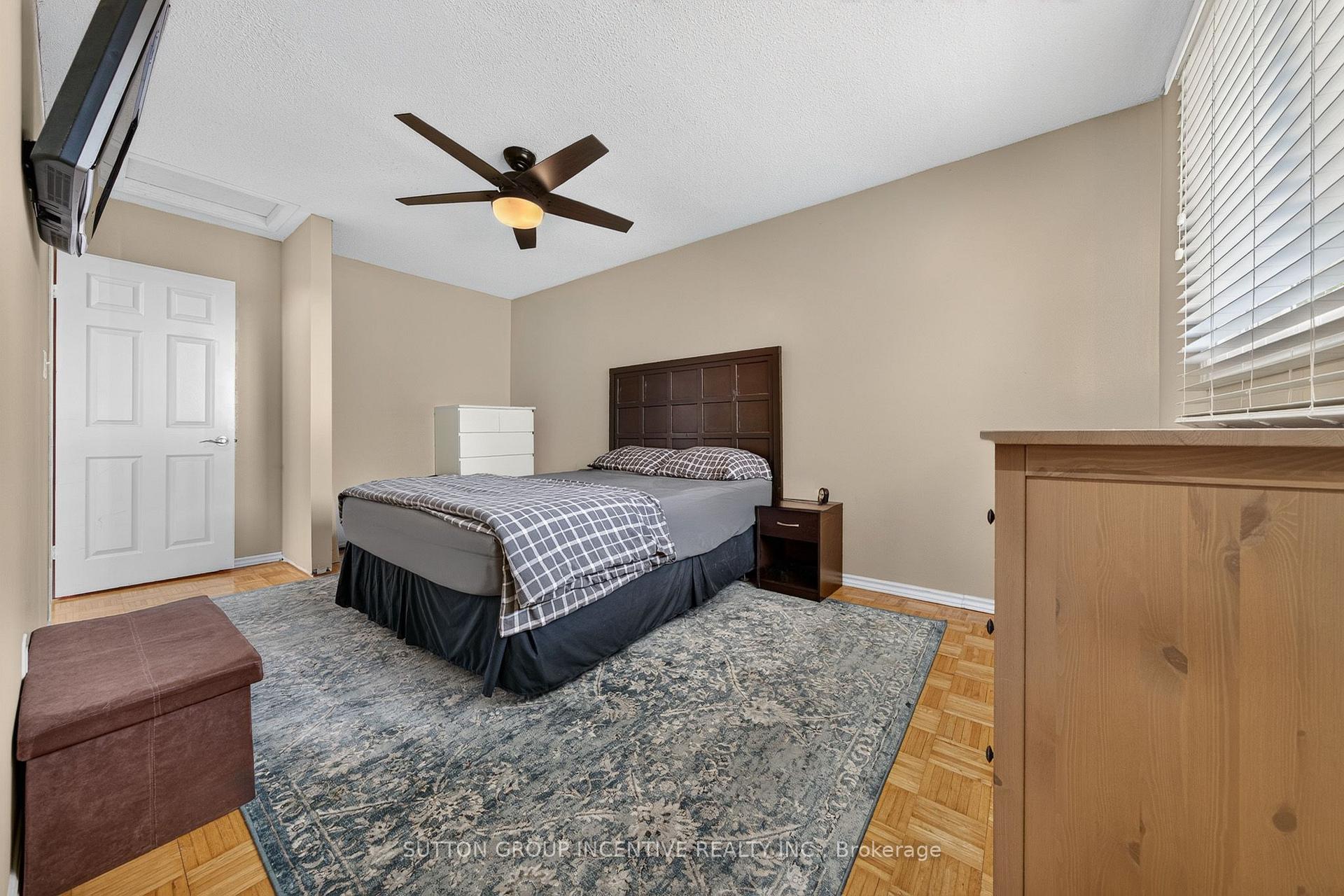 Photo 14 of 26 Fox Run, Barrie, Letitia Heights — HOMEH