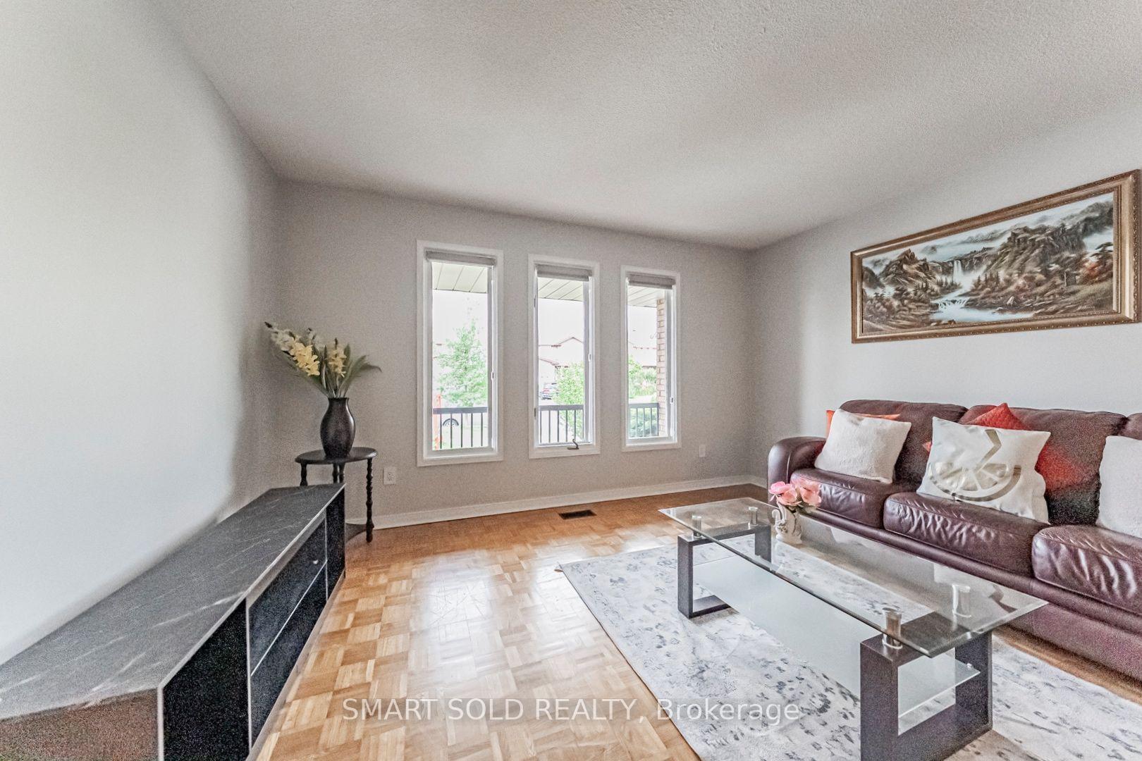 Photo 5 of 148 Castlehill Road, Vaughan, Maple — HOMEH