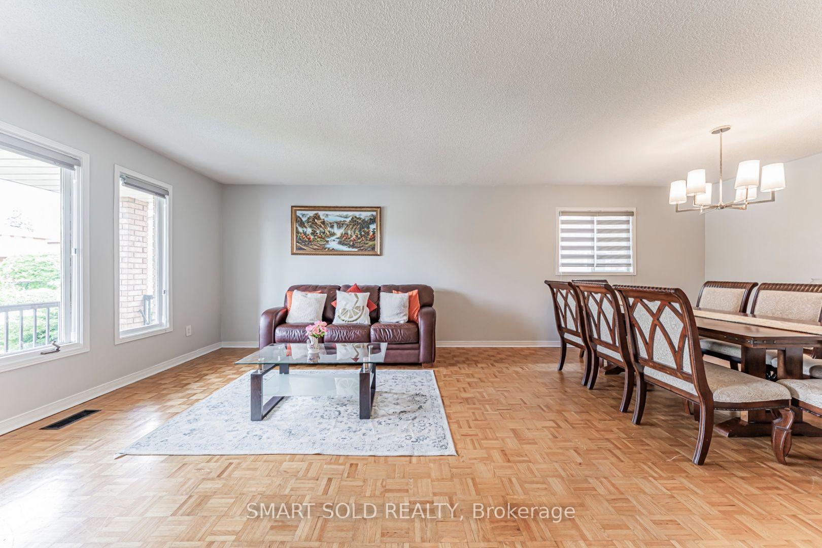 Photo 8 of 148 Castlehill Road, Vaughan, Maple — HOMEH