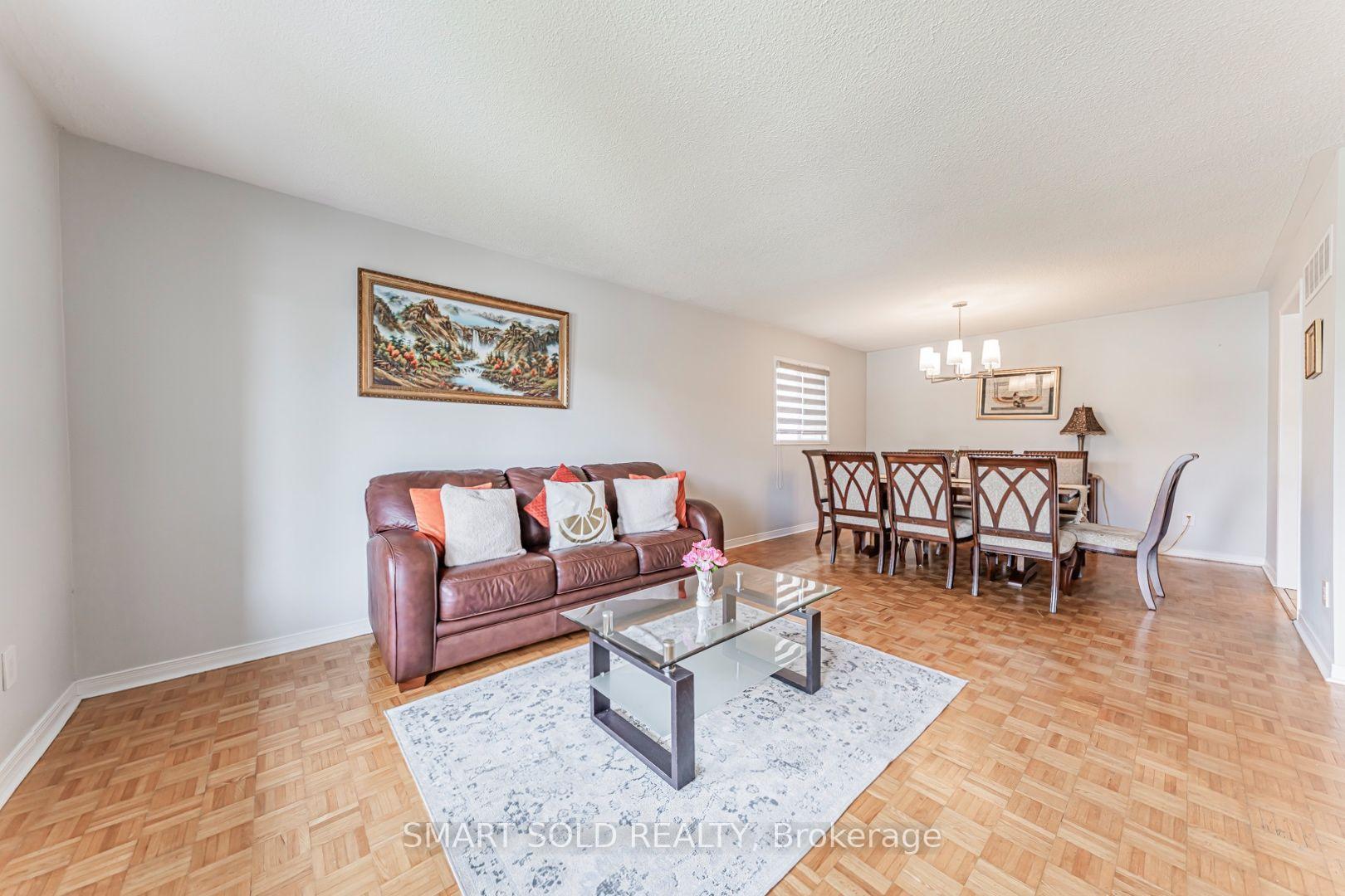Photo 9 of 148 Castlehill Road, Vaughan, Maple — HOMEH