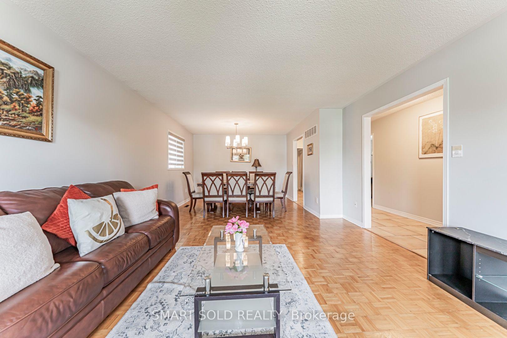 Photo 10 of 148 Castlehill Road, Vaughan, Maple — HOMEH
