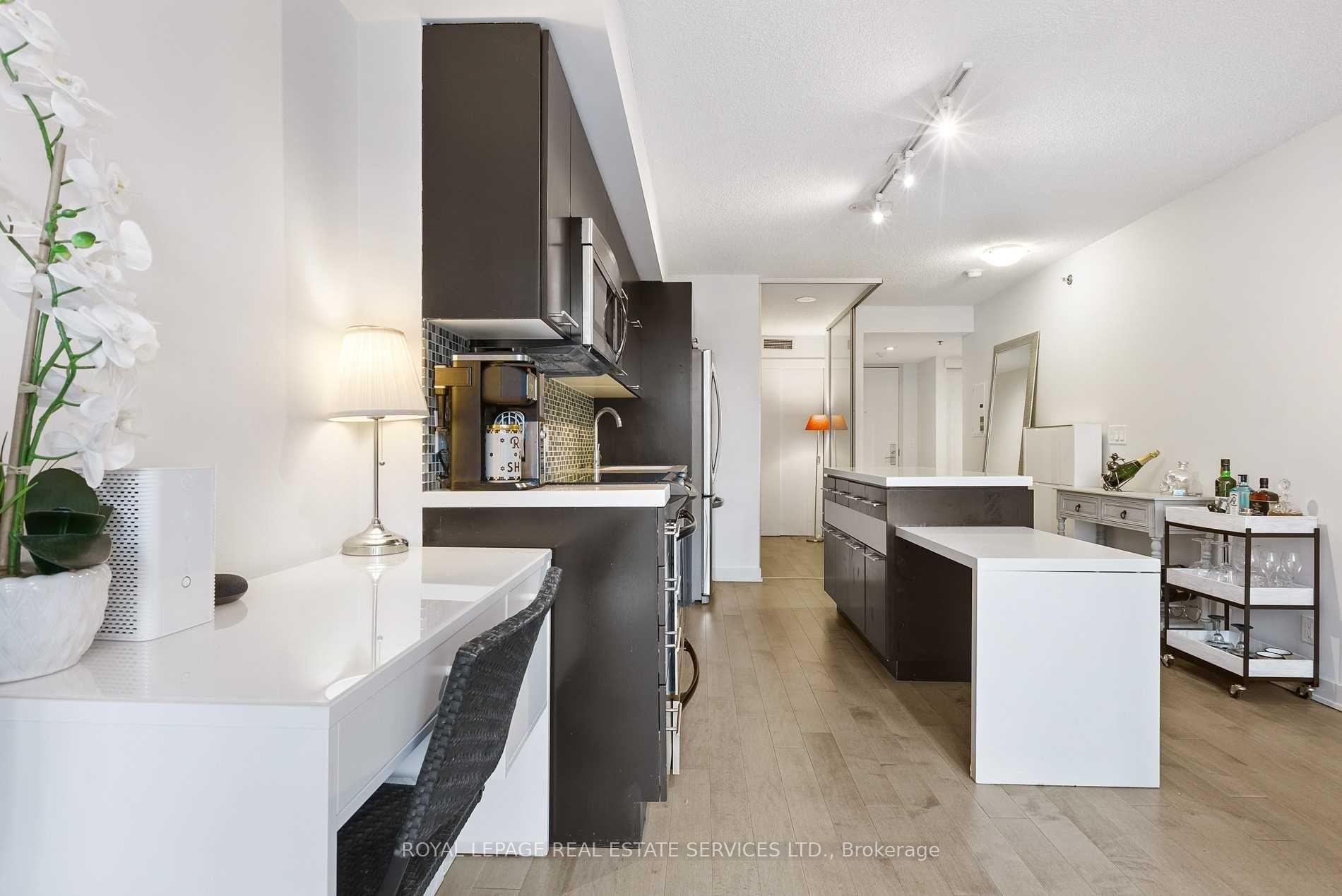 Photo 8 of Unit 430, 21 Nelson Street, Toronto, Waterfront Communities — HOMEH