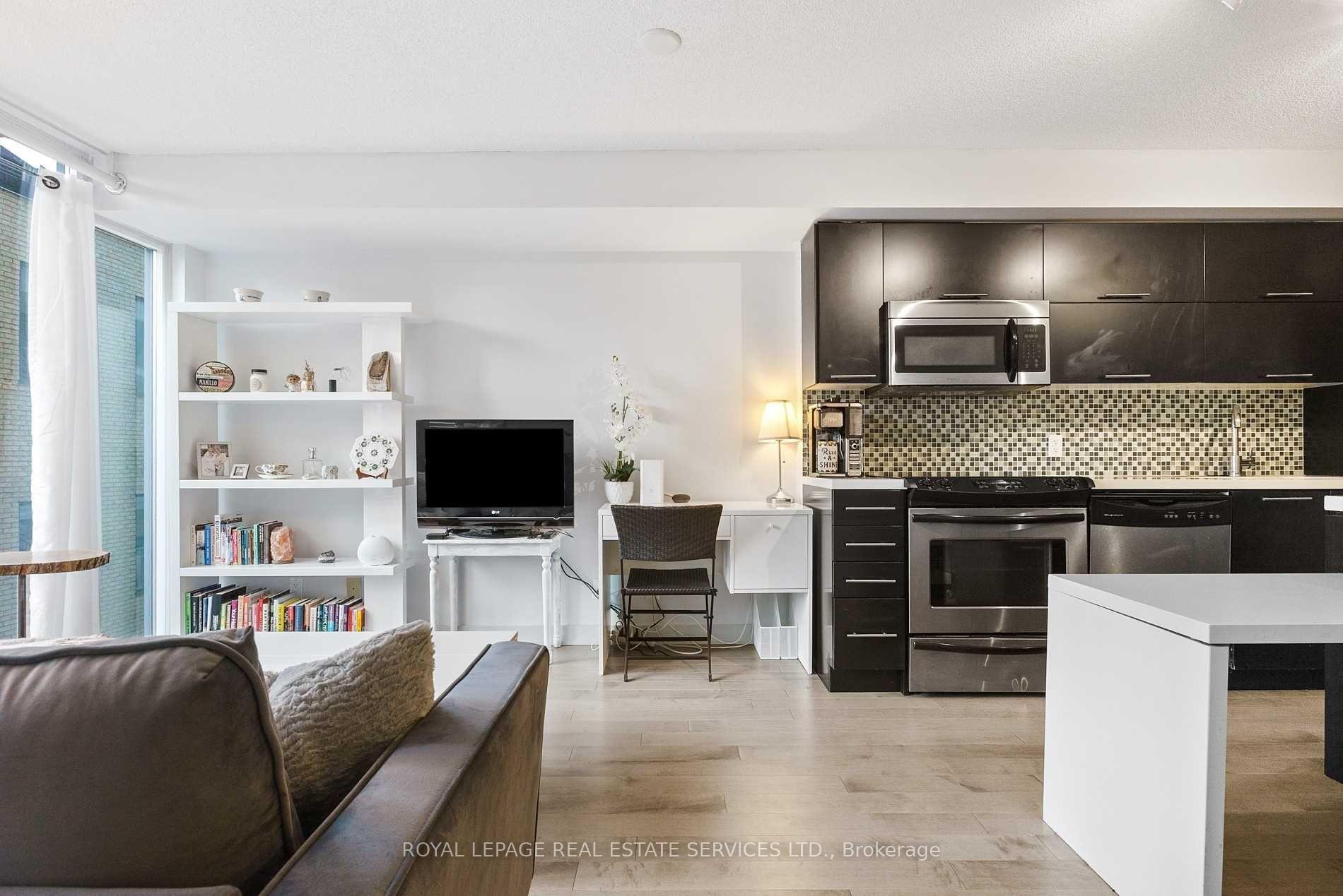 Photo 10 of Unit 430, 21 Nelson Street, Toronto, Waterfront Communities — HOMEH