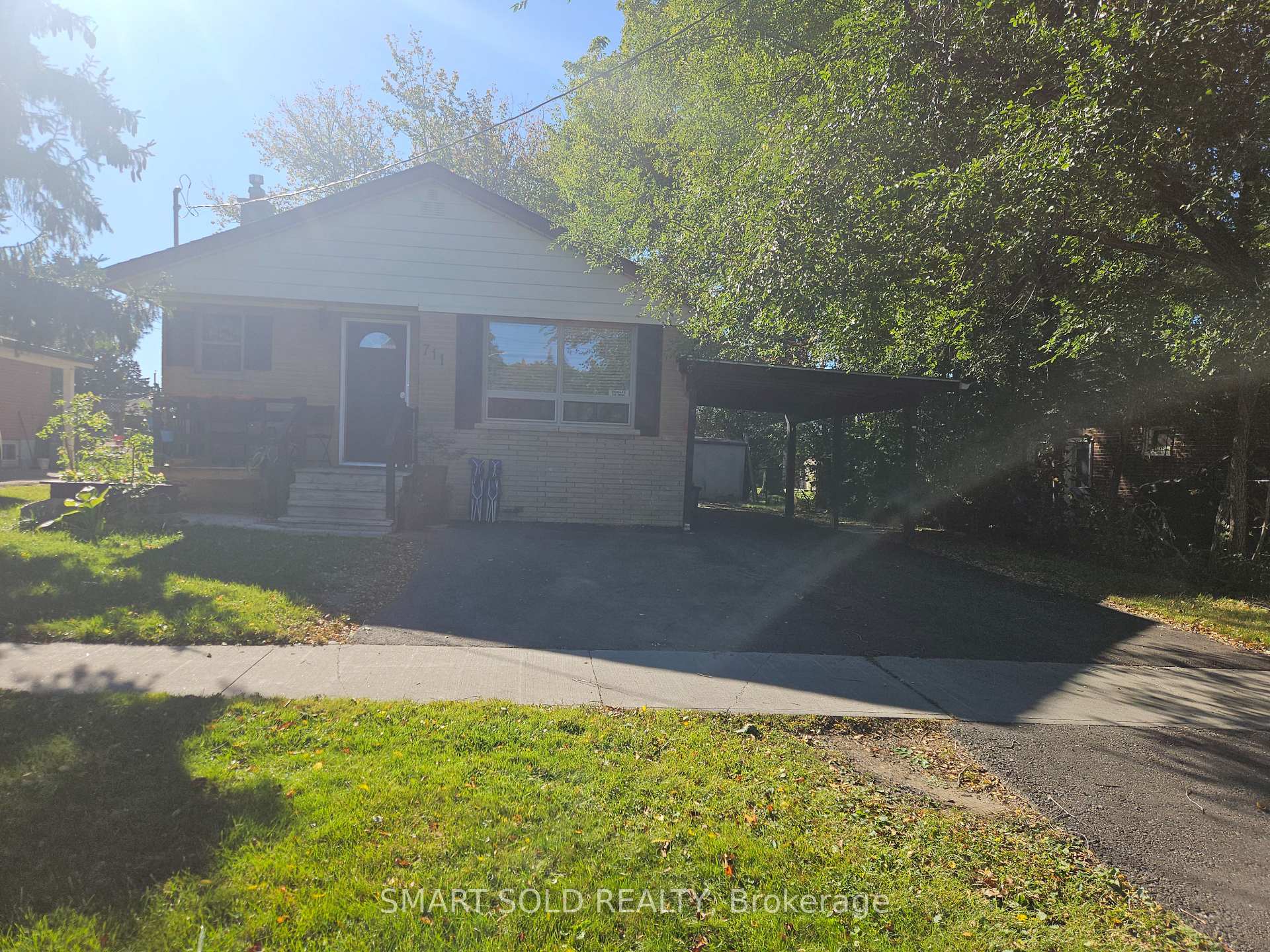 Photo of Unit Bssement, 711 Dunlop Street W
