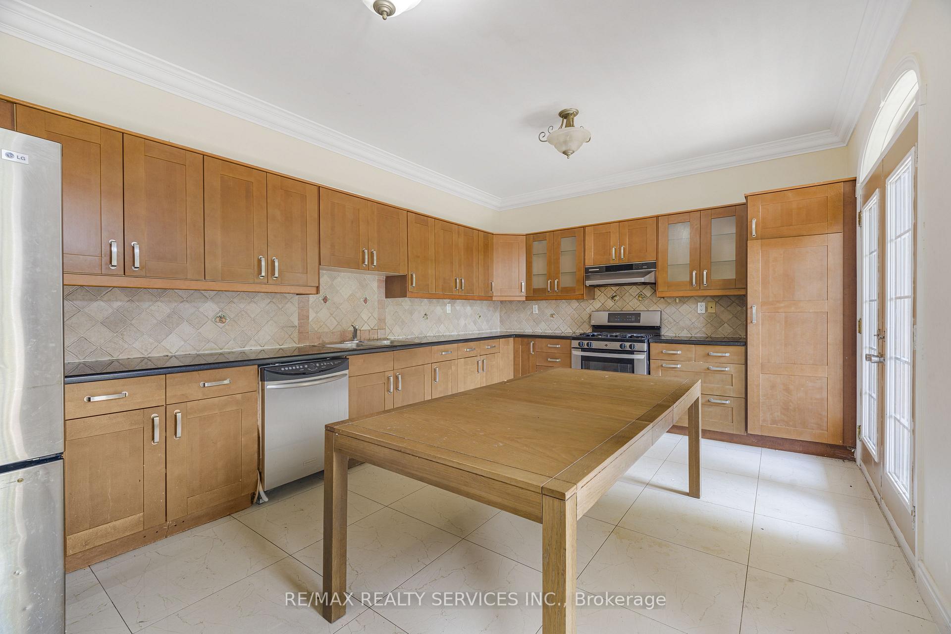 Photo 10 of 135 Spruce Avenue, Richmond Hill, South Richvale — HOMEH