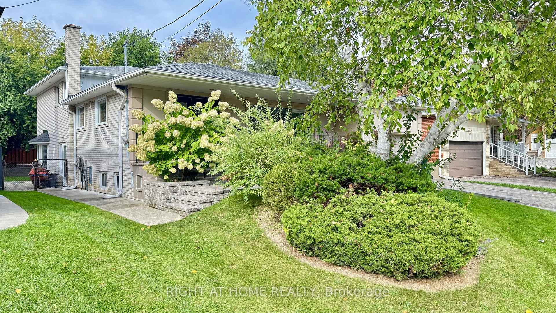 Photo 4 of 24 Stonedene Boulevard, North York, Westminster-Branson — HOMEH