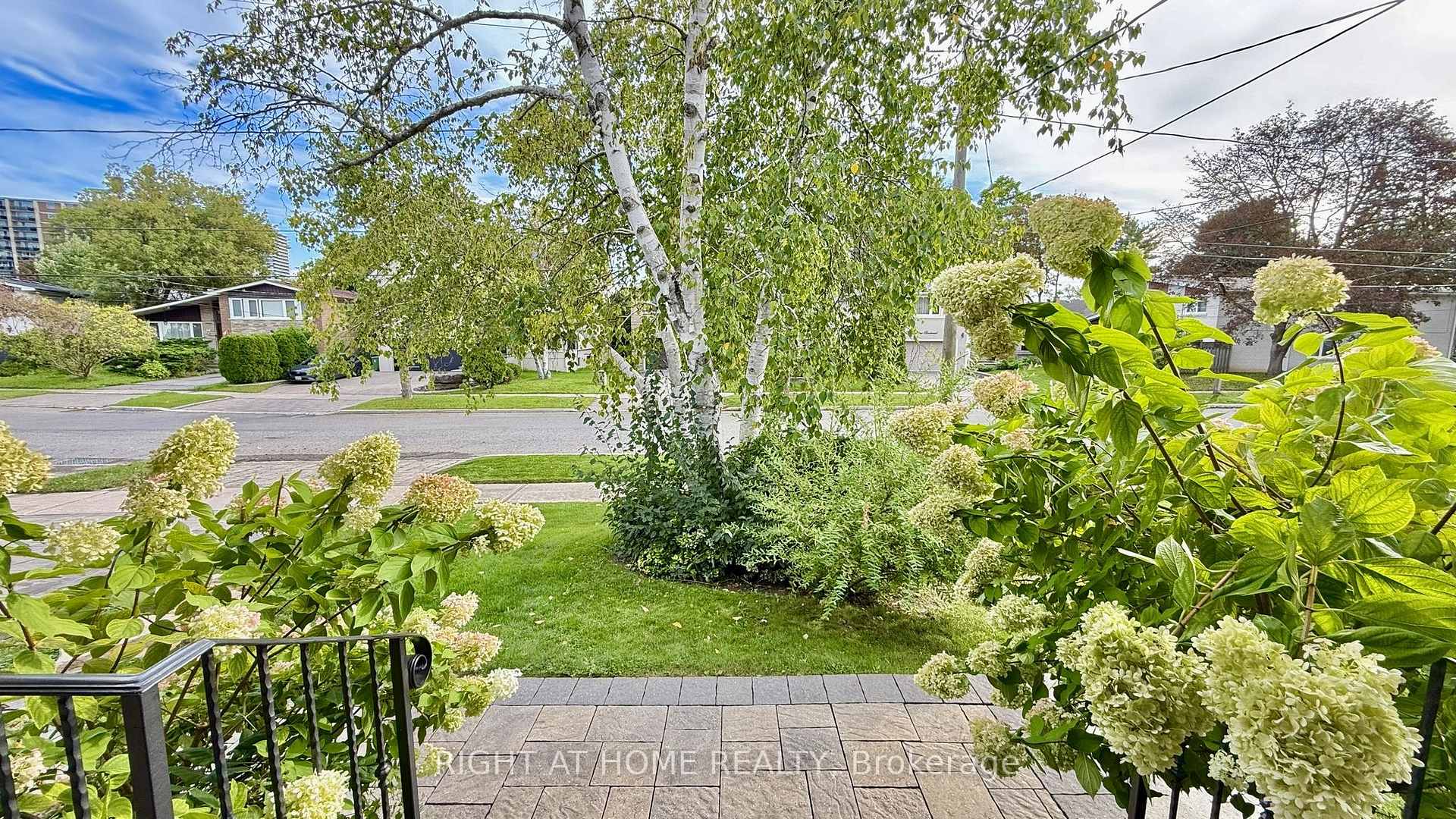Photo 5 of 24 Stonedene Boulevard, North York, Westminster-Branson — HOMEH