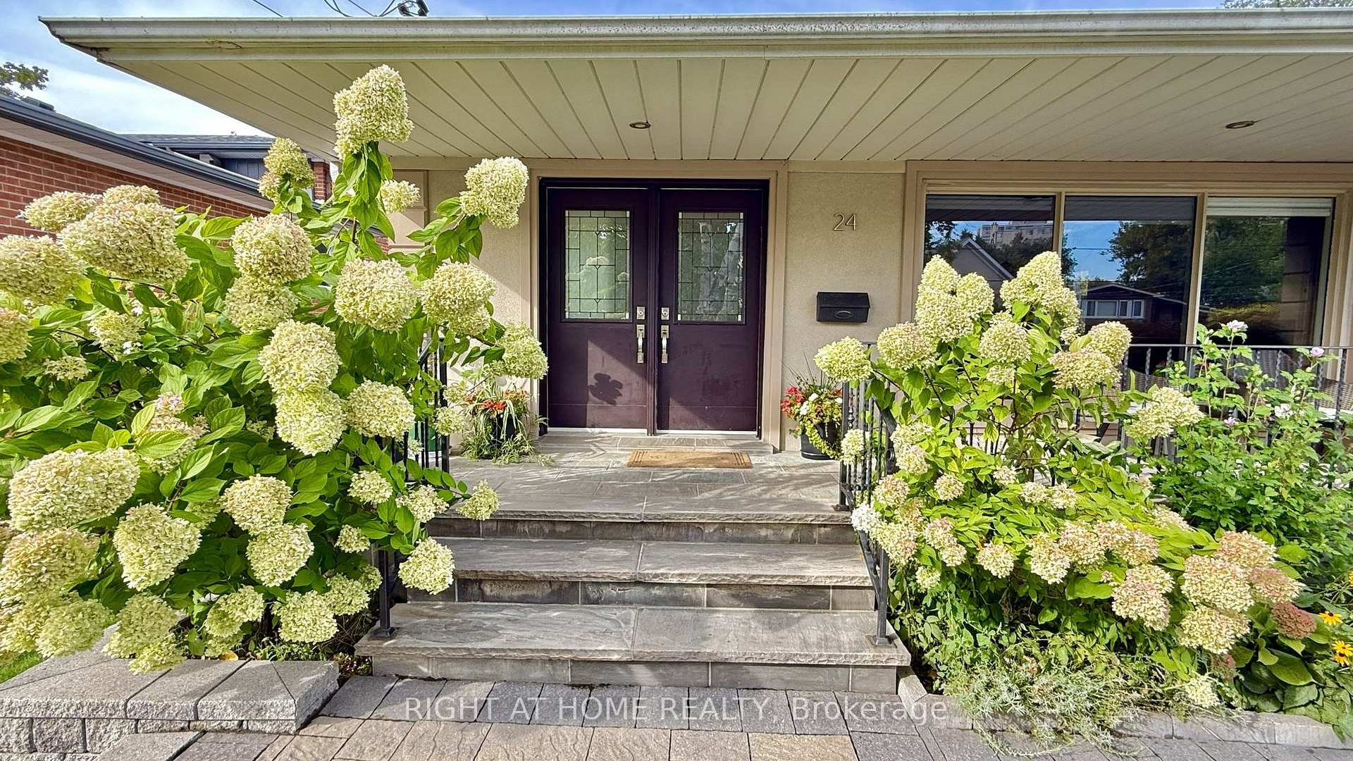 Photo 8 of 24 Stonedene Boulevard, North York, Westminster-Branson — HOMEH
