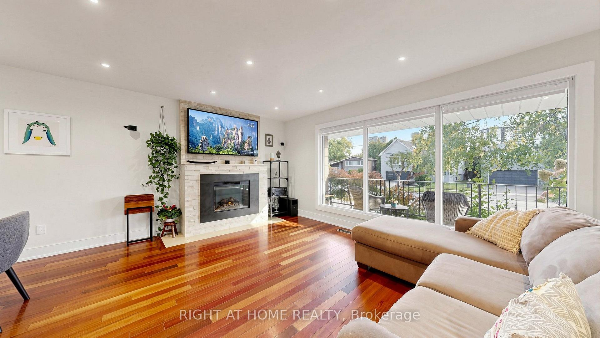 Photo 9 of 24 Stonedene Boulevard, North York, Westminster-Branson — HOMEH