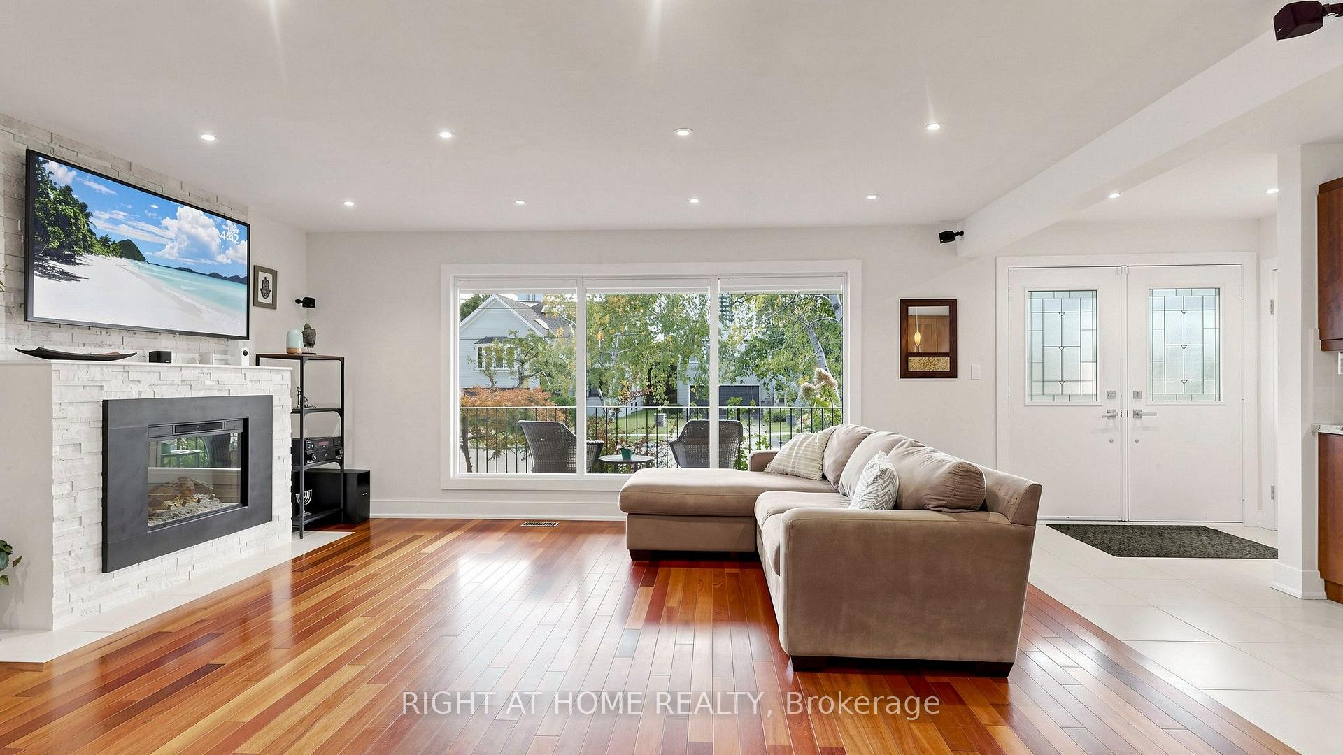 Photo 10 of 24 Stonedene Boulevard, North York, Westminster-Branson — HOMEH