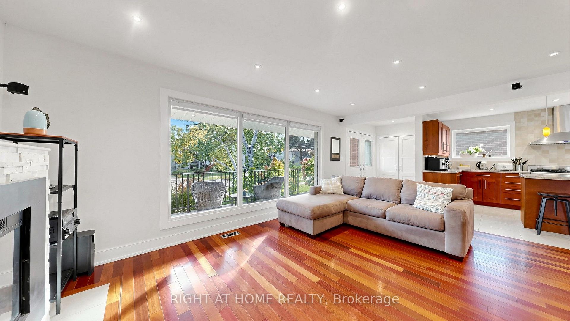 Photo 11 of 24 Stonedene Boulevard, North York, Westminster-Branson — HOMEH