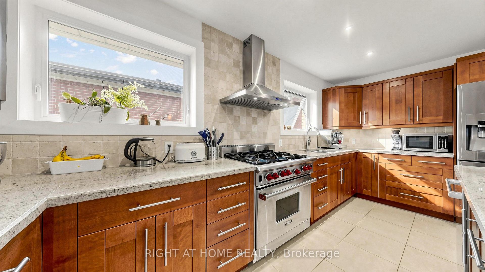 Photo 16 of 24 Stonedene Boulevard, North York, Westminster-Branson — HOMEH