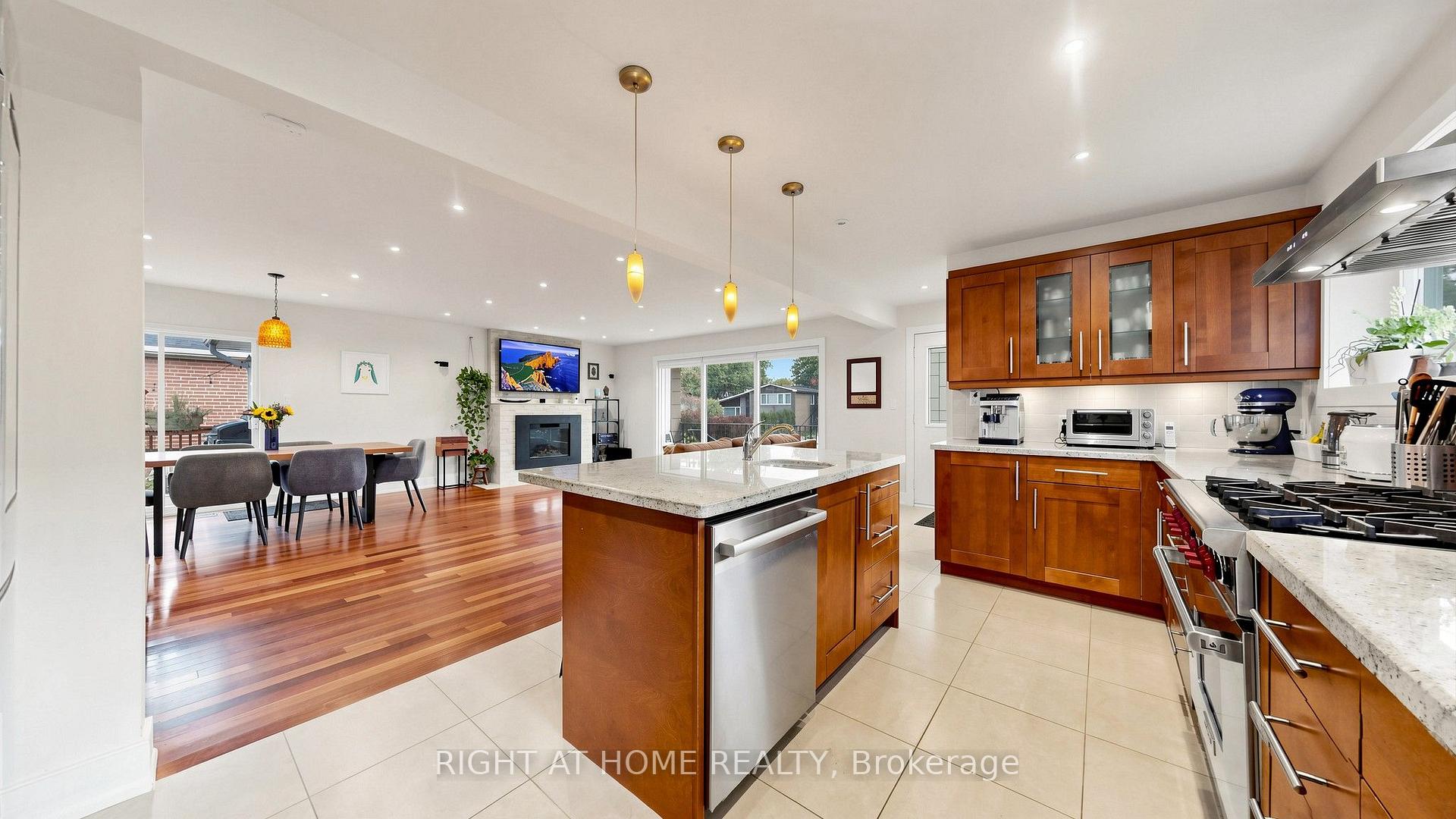 Photo 17 of 24 Stonedene Boulevard, North York, Westminster-Branson — HOMEH