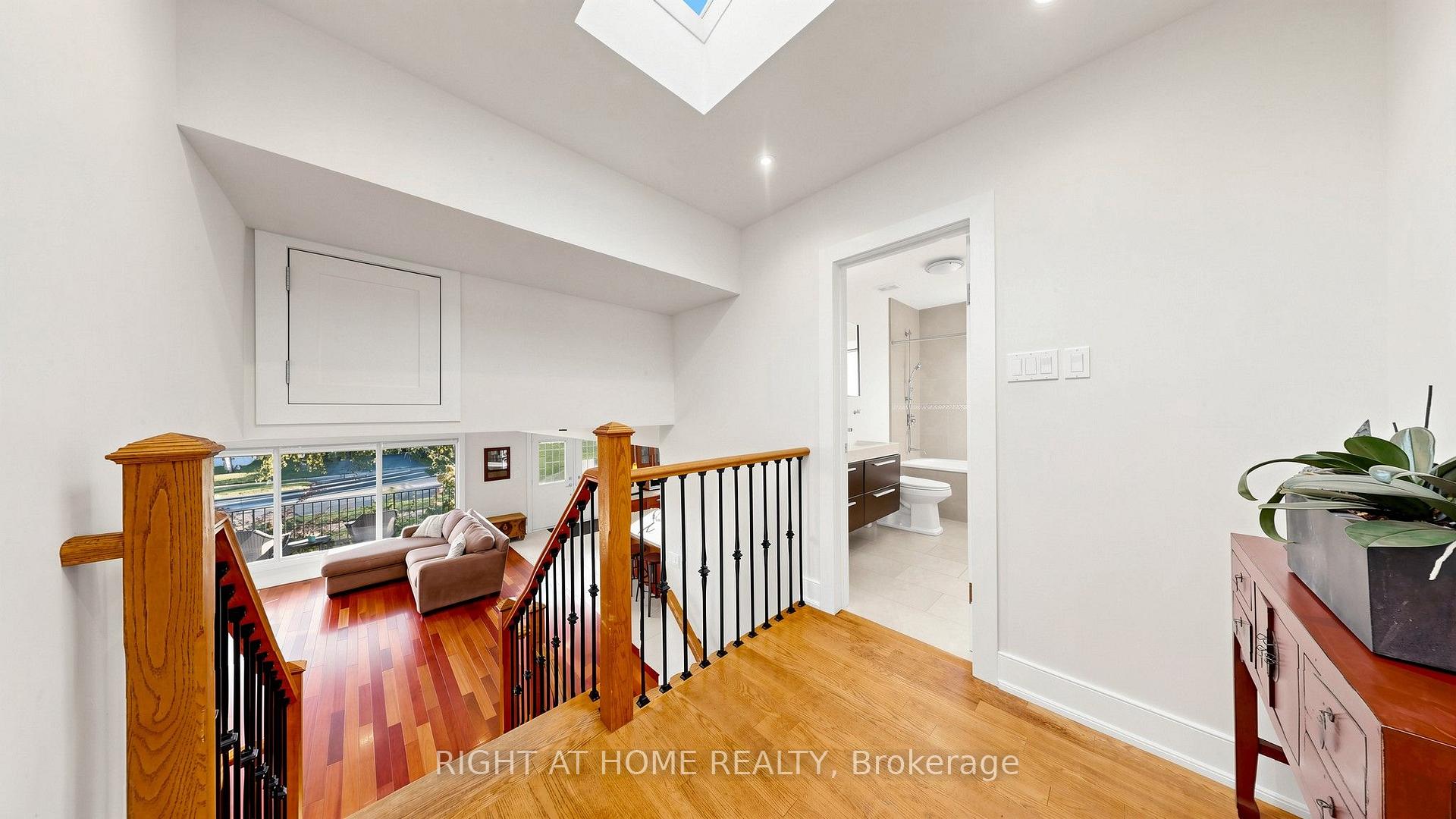 Photo 18 of 24 Stonedene Boulevard, North York, Westminster-Branson — HOMEH