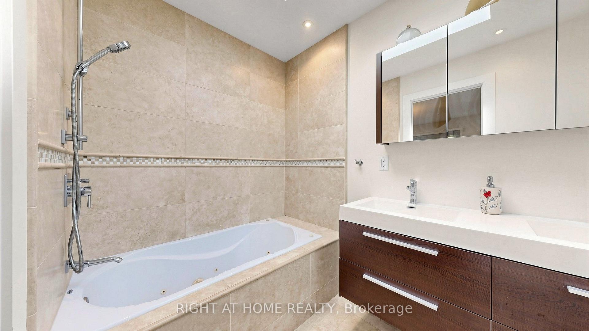 Photo 21 of 24 Stonedene Boulevard, North York, Westminster-Branson — HOMEH