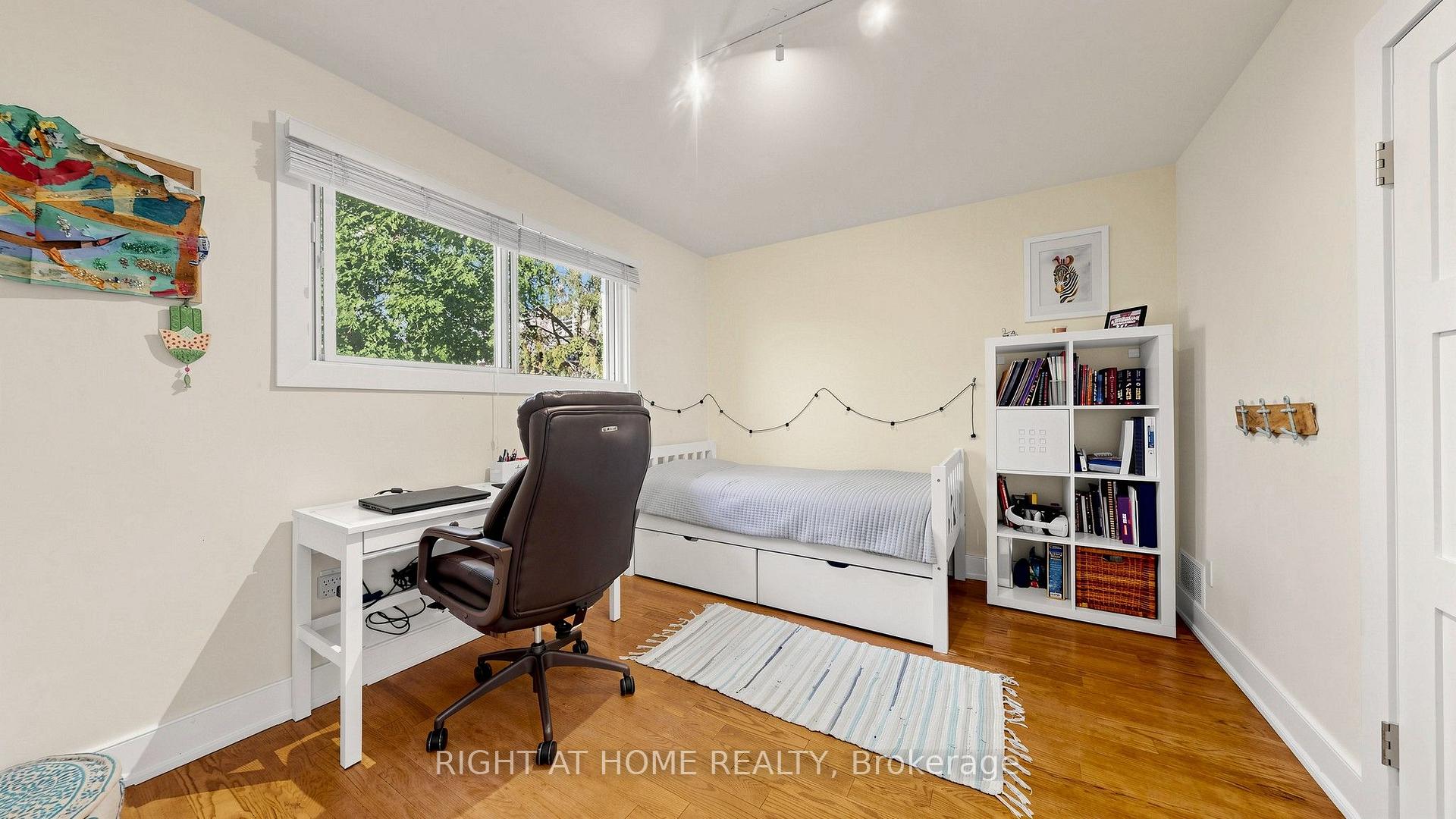 Photo 25 of 24 Stonedene Boulevard, North York, Westminster-Branson — HOMEH