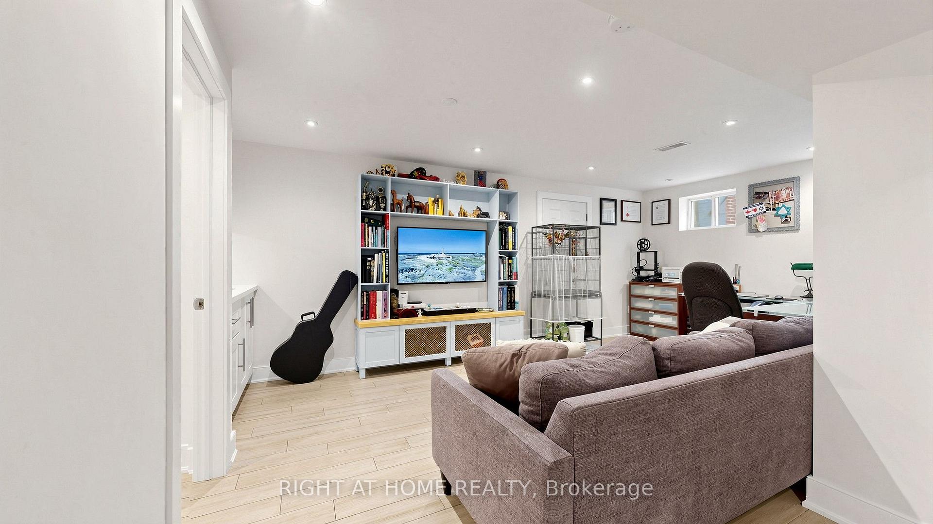 Photo 36 of 24 Stonedene Boulevard, North York, Westminster-Branson — HOMEH
