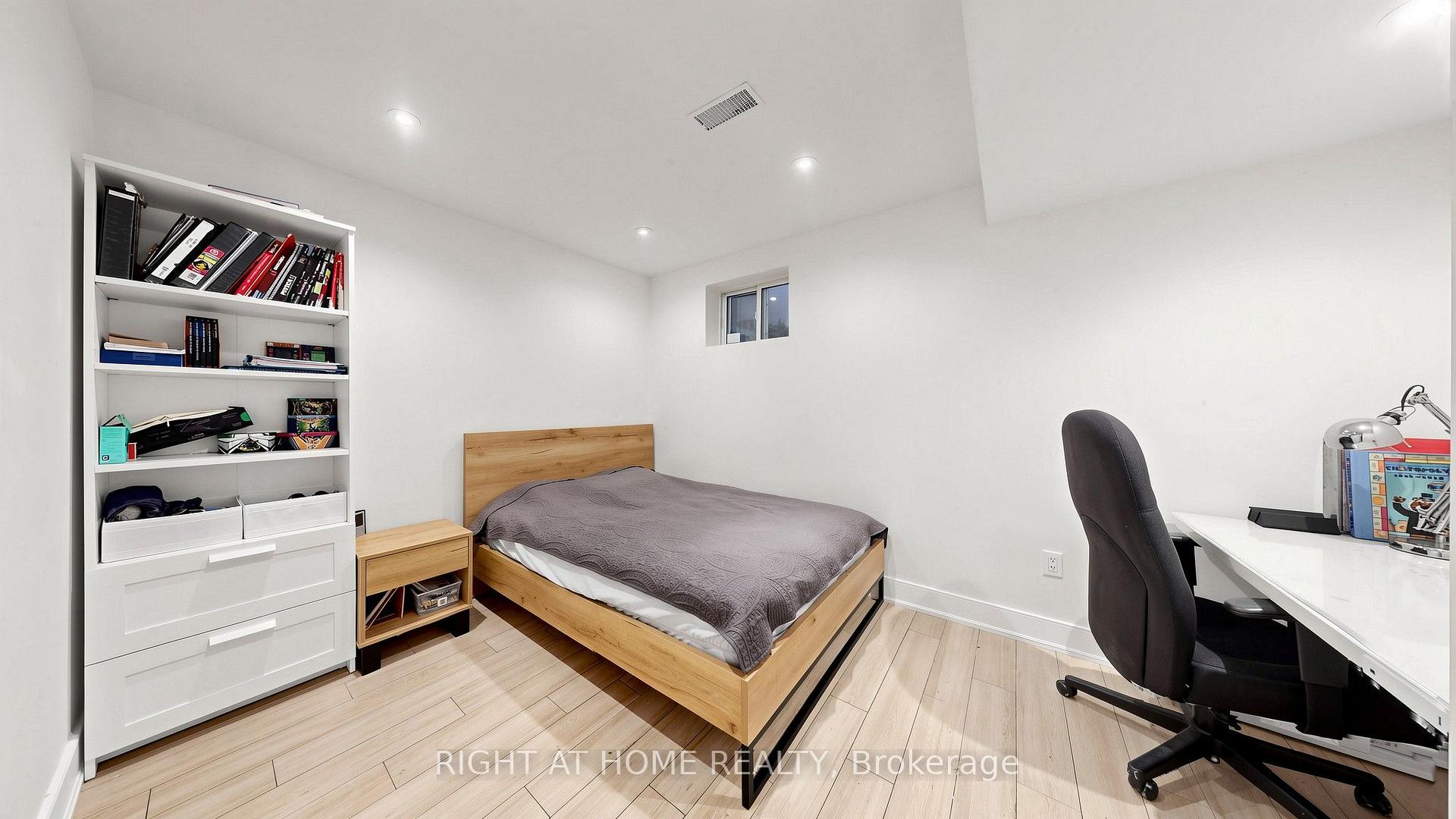 Photo 39 of 24 Stonedene Boulevard, North York, Westminster-Branson — HOMEH
